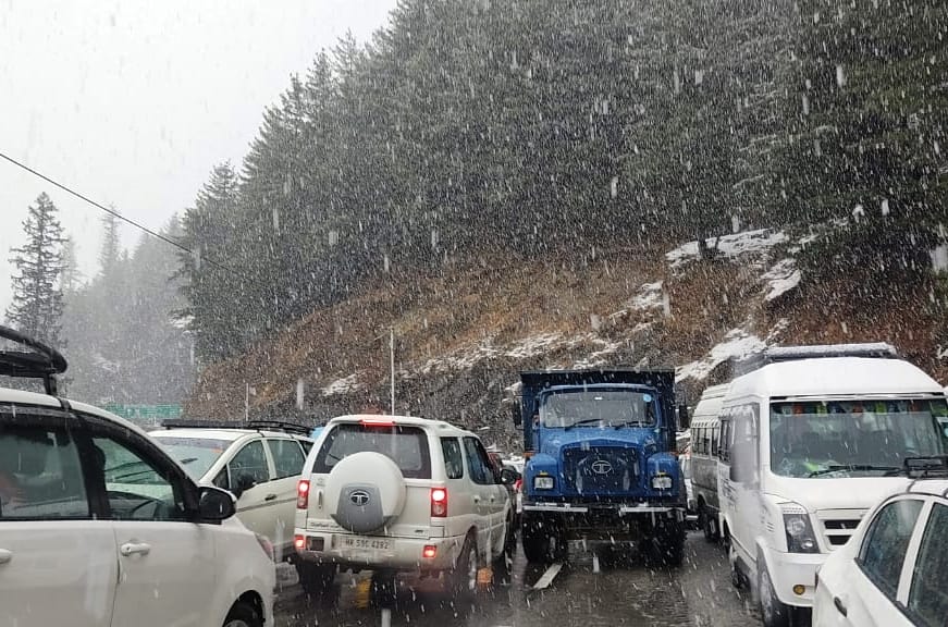 मनाली के समीप पलचान में हो रही बर्फबारी के चलते लगा लंबा जाम। इससे पर्यटको और स्थानीय लोगों को का? मनाली के समीप पलचान में हो रही बर्फबारी के चलते लगा लंबा जाम। इससे पर्यटको और स्थानीय लोगों को का?