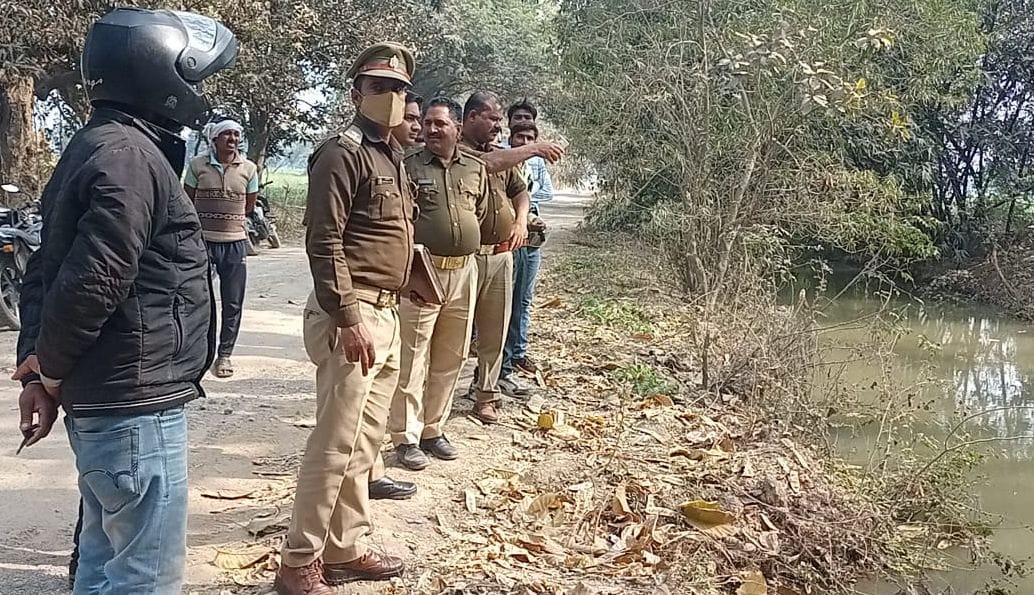 नहर से शव निकलवाती पुलिस। संवाद