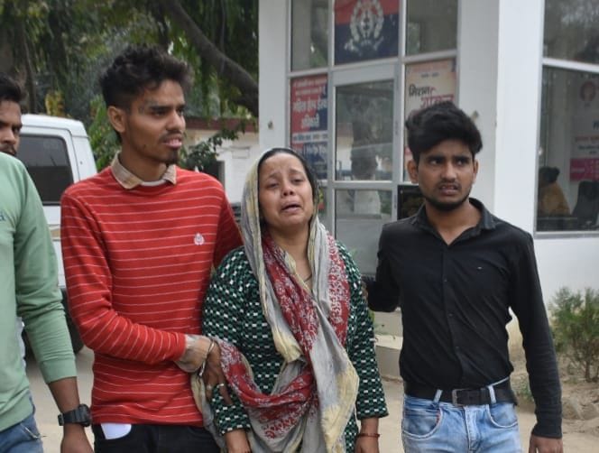 सिविल लाइन थाने में रोती बिलखती मां शमा वारसी