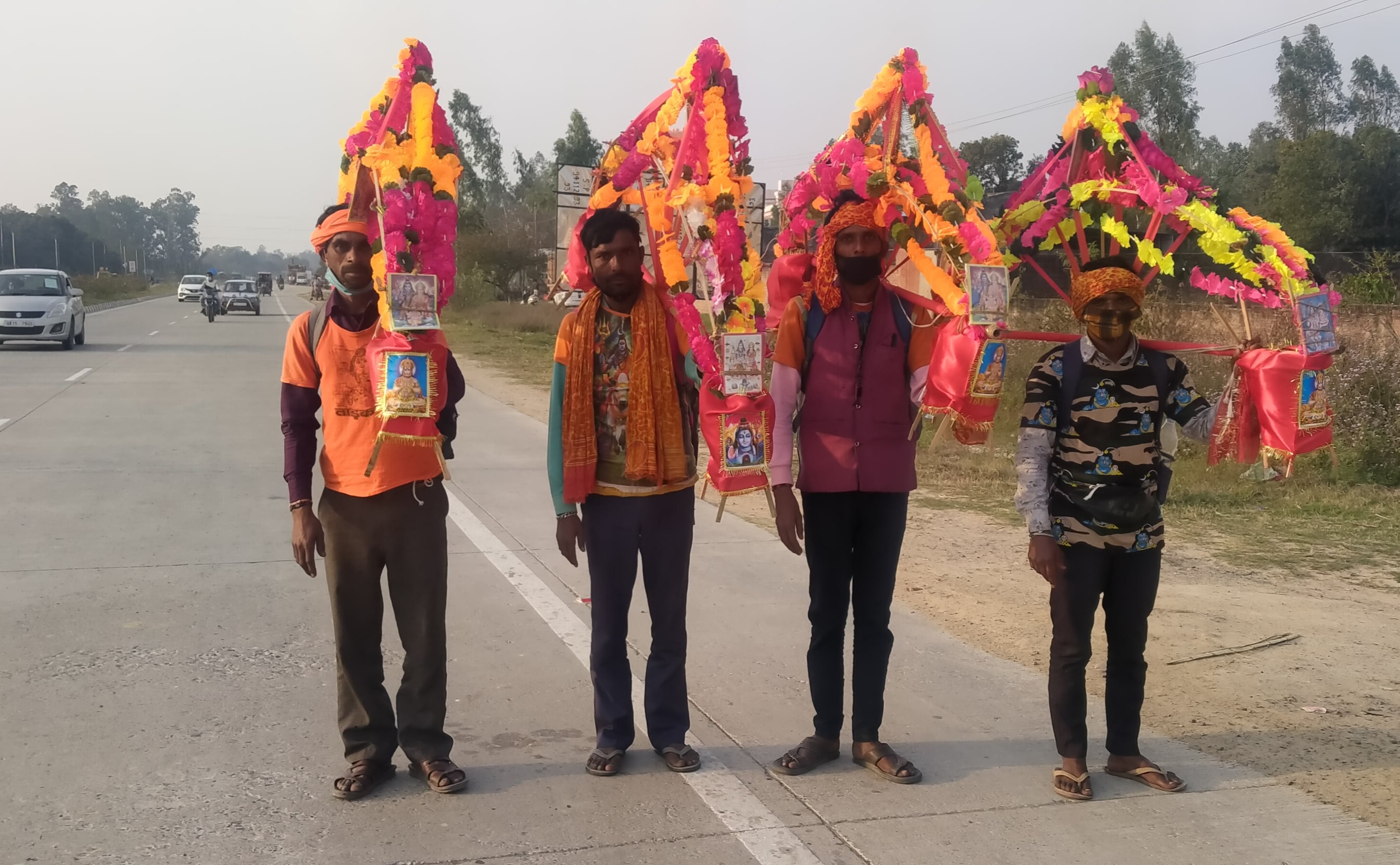 हरिद्वार से कांवड लेकर धामपुर से गंतव्य को रवाना होते शिवभक्त हरिद्वार से कांवड लेकर धामपुर से गंतव्य को रवाना होते शिवभक्त