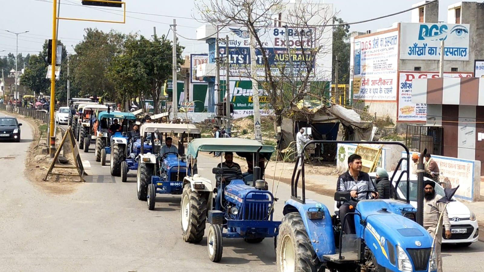 टैक्टर मार्च निकालते किसान