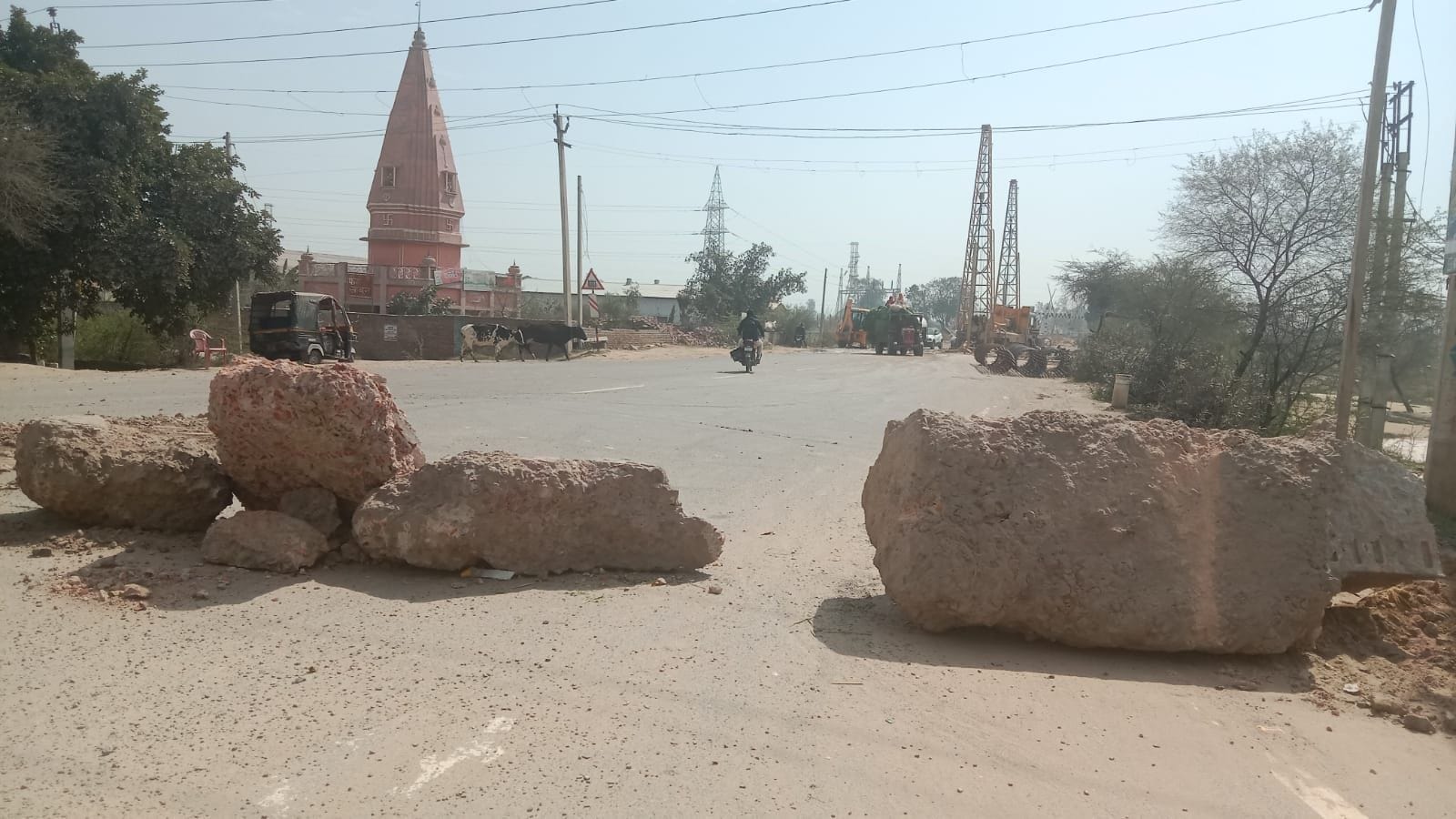 ओवरब्रिज के निर्माण के कारण दिल्ली रोड पर अवरोधक लगाकर भारी वाहनों के लिए बंद किया गया रास्ता।