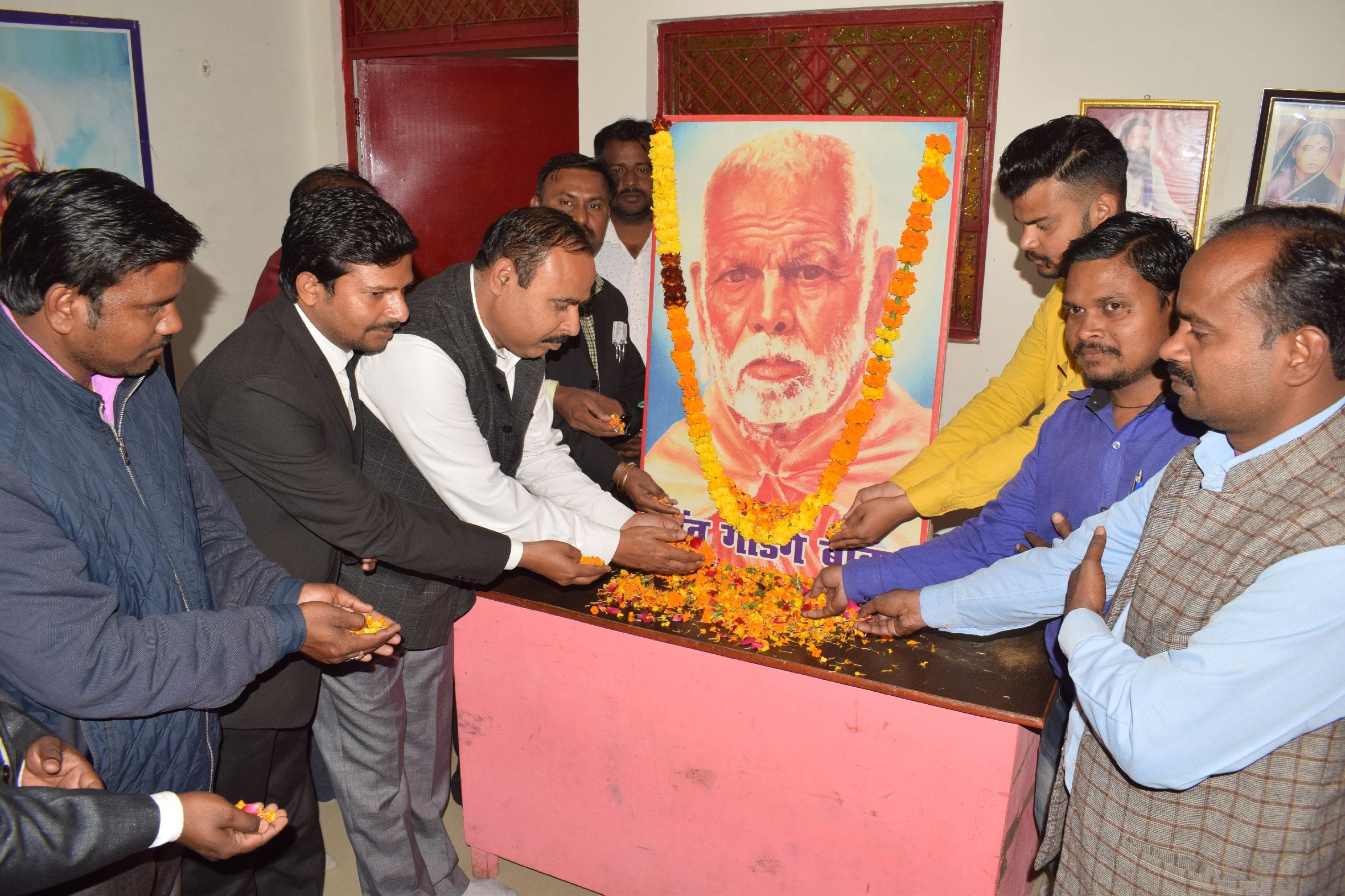 संत गाडगे की जयंती पर उनकी उनके चित्र पर पुष्प चढ़ाते अंतोदय कल्याण संस्थान के पदाधिकारी । संवाद संत गाडगे की जयंती पर उनकी उनके चित्र पर पुष्प चढ़ाते अंतोदय कल्याण संस्थान के पदाधिकारी । संवाद