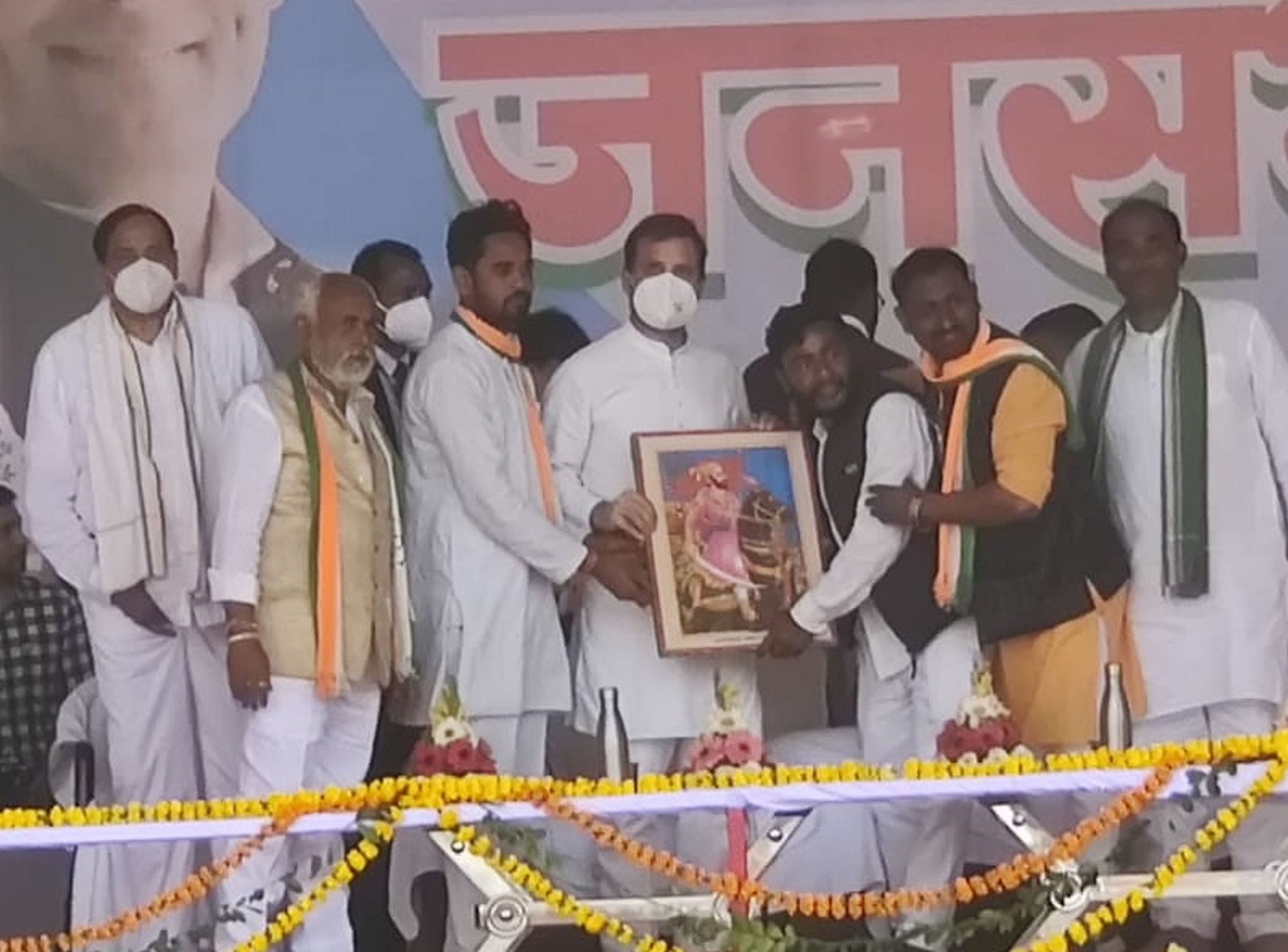 51 : संग्रामपुर : जनसभा के दौरान राहुल गांधी को प्रतीक चिन्ह देते कांग्रेस पदाधिकारी।  -संवाद