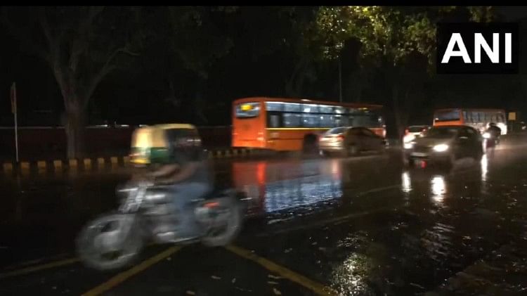 दिल्ली-एनसीआर : देर रात तेज बारिश के साथ गिरे ओले, कई उड़ानें बाधित, फ्लाइट्स के बदले गए रूट