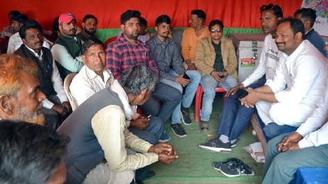 चुनावी चर्चा करते प्रत्याशी। चुनावी चर्चा करते प्रत्याशी।