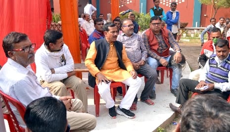 चुनावी चर्चा करते प्रत्याशी। चुनावी चर्चा करते प्रत्याशी।