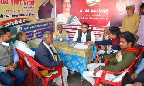 चुनावी चर्चा करते प्रत्याशी। चुनावी चर्चा करते प्रत्याशी।