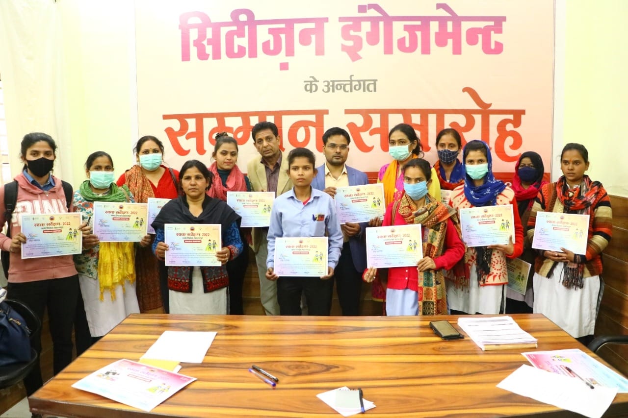 स्वच्छता चैंपियन प्रमाण पत्र प्रदान करते सहायक नगरायुक्त अशोक प्रिय गौतम व सहारनपुर के स्वच्छत?
