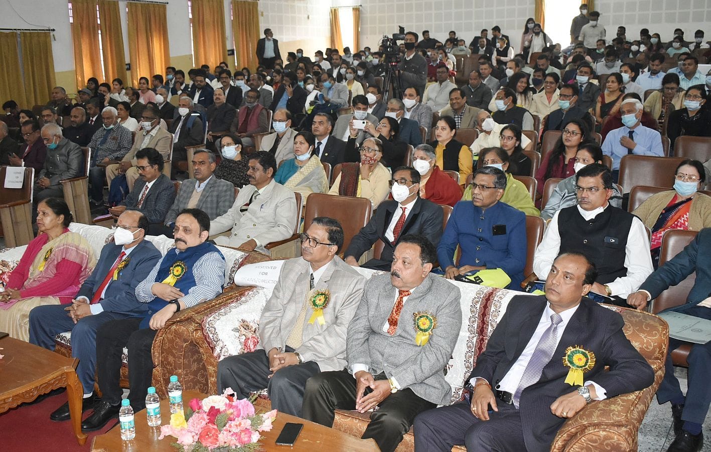 राष्ट्रीय संगोष्ठी में मौजूद पशु चिकित्सा क्षेत्र के अधिकारी व छात्र।