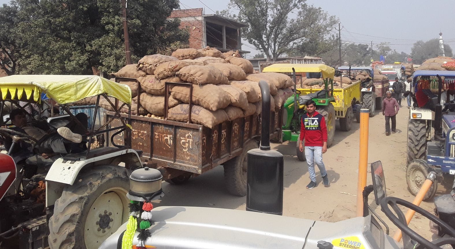सातनपुर मंडी से आईटीआई के लिए जाने वाली सड़क पर लगा जाम। संवाद सातनपुर मंडी से आईटीआई के लिए जाने वाली सड़क पर लगा जाम। संवाद