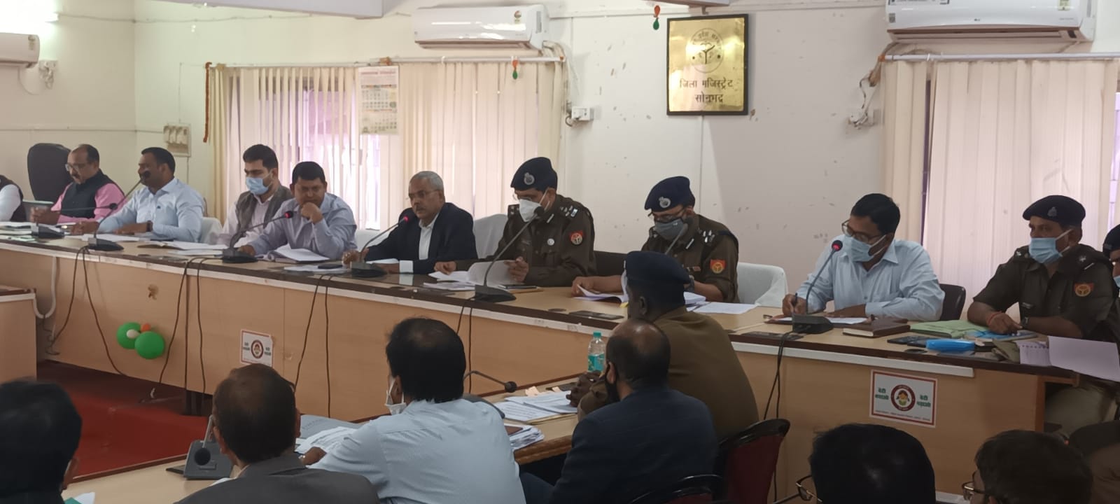 विधानसभा चुनाव की तैयारियों के संबंध में अधिकारियों संग बैठक करते मंडलायुक्त योगेश्वर राम मिश्?