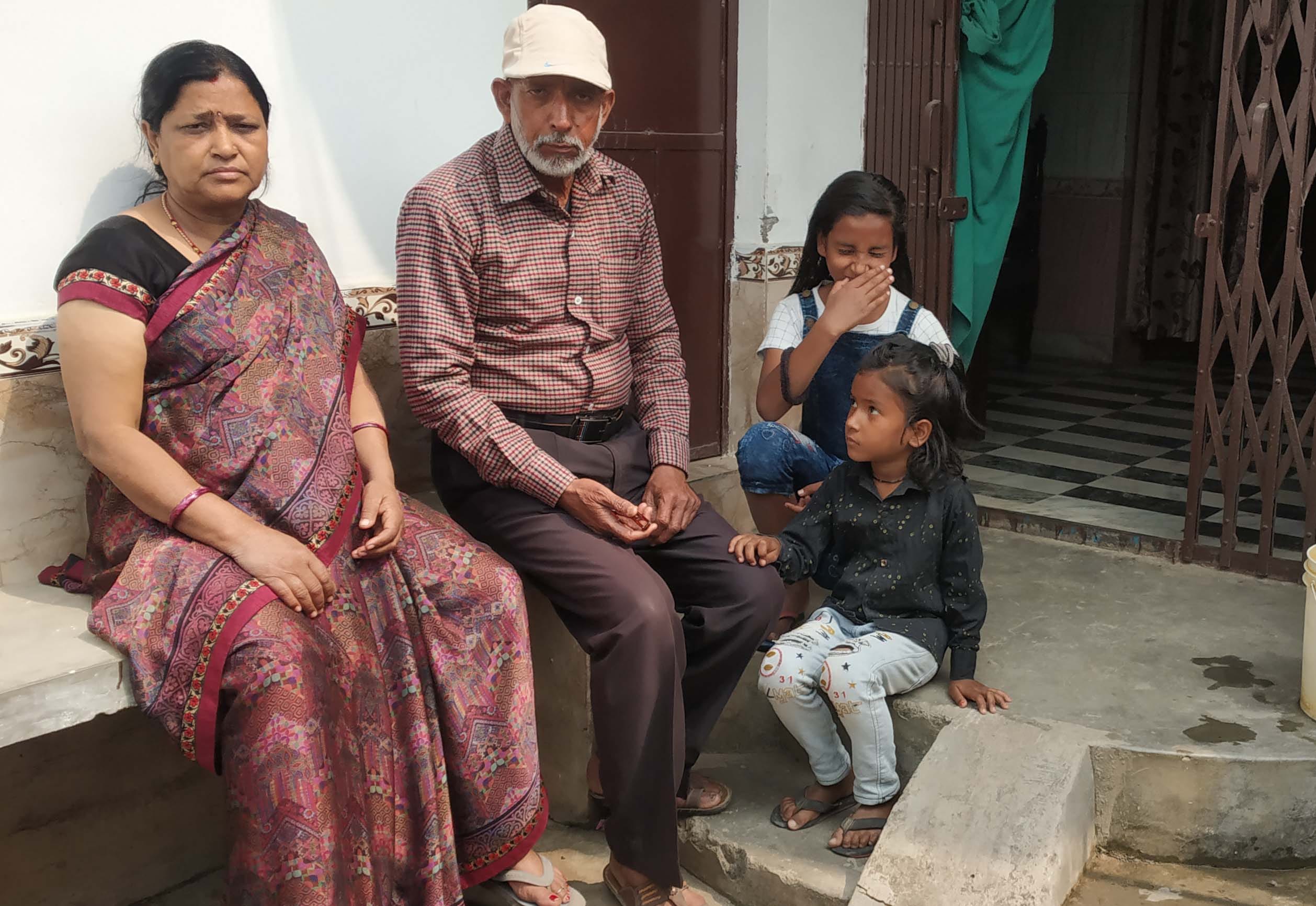 यूक्रेन में फंसे दुबारी के निवासी छात्र आदित्य दुबे के परेशान माता-पिता।संवाद