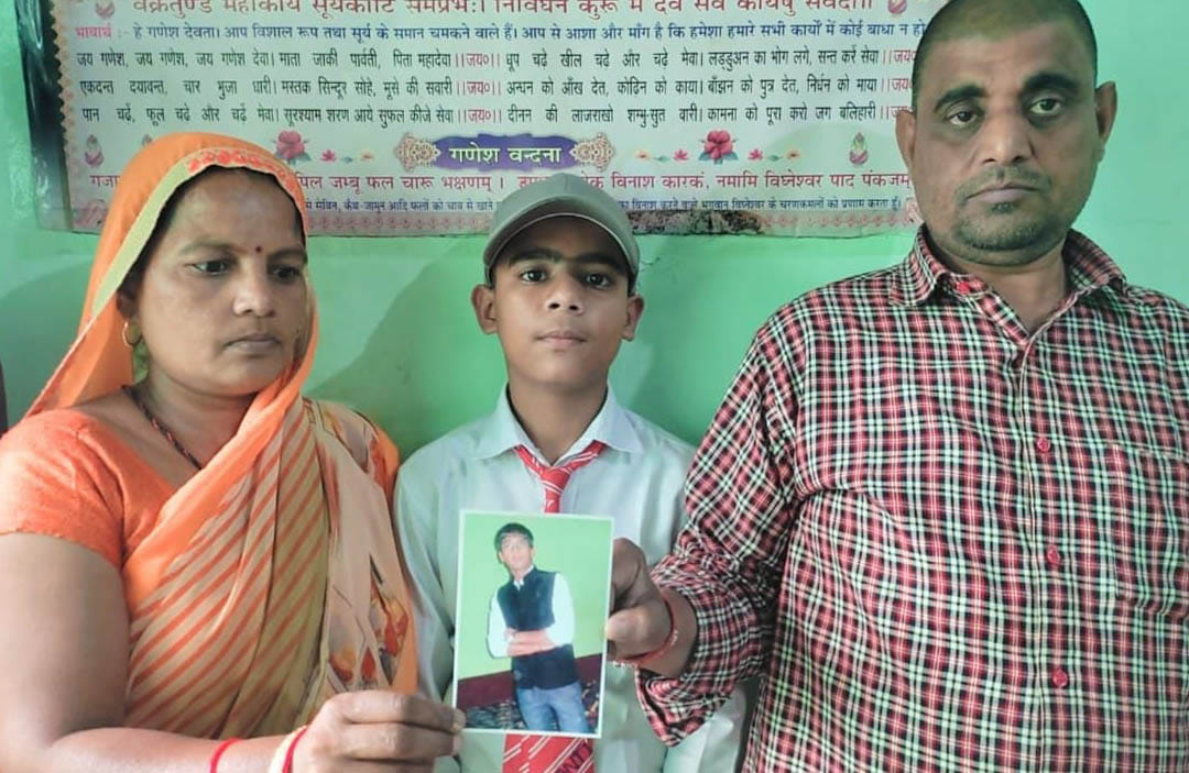 बेटे की फोटो के साथ सलामती की दुआ कर रहे नीरज के माता-पिता। 
