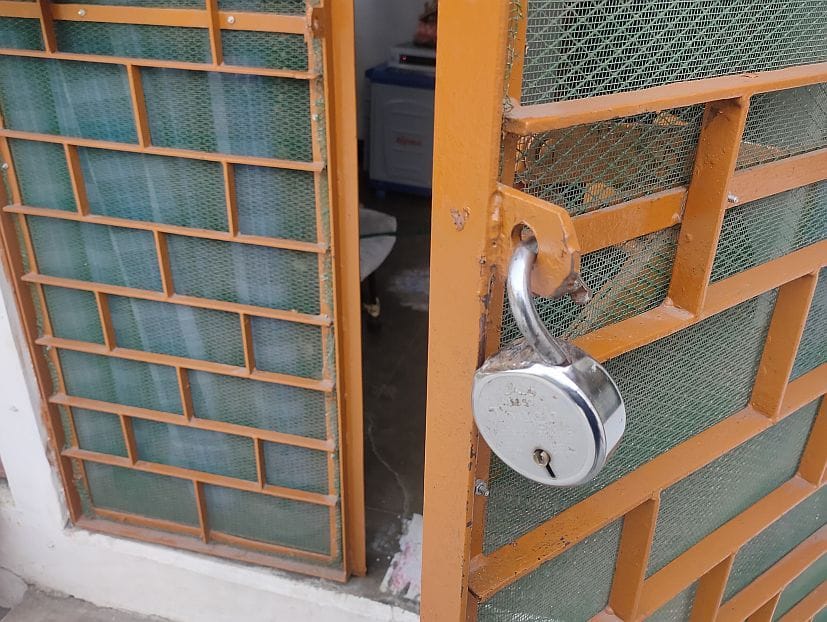 पंतनगर में चोरी के बाद दरवाजे में लटका टूटा ताला। पंतनगर में चोरी के बाद दरवाजे में लटका टूटा ताला।