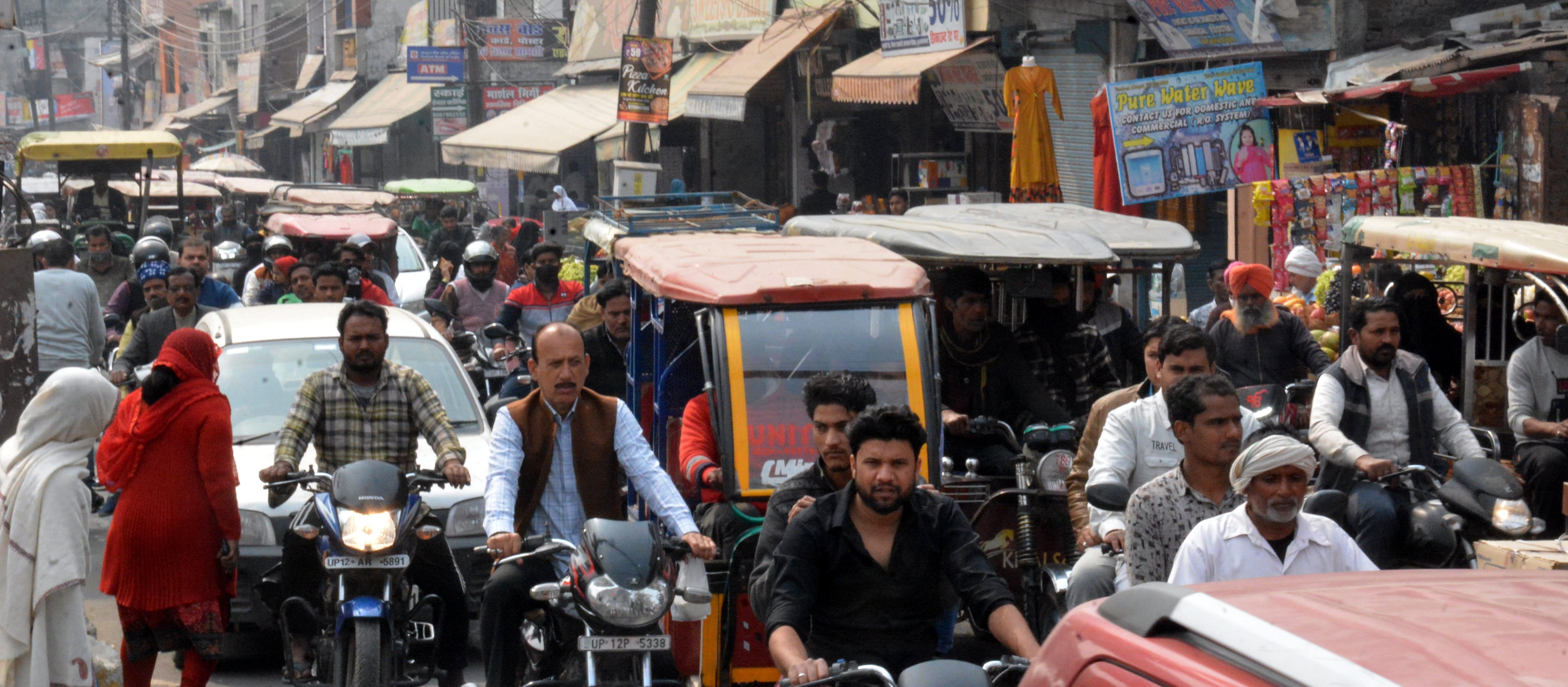 मुजफ्फरनगर में दोपहर एक बजे अहिल्या बाई चौक पर लगे जाम में फसे वाहन सवार व राहगीर।। मुजफ्फरनगर में दोपहर एक बजे अहिल्या बाई चौक पर लगे जाम में फसे वाहन सवार व राहगीर।।