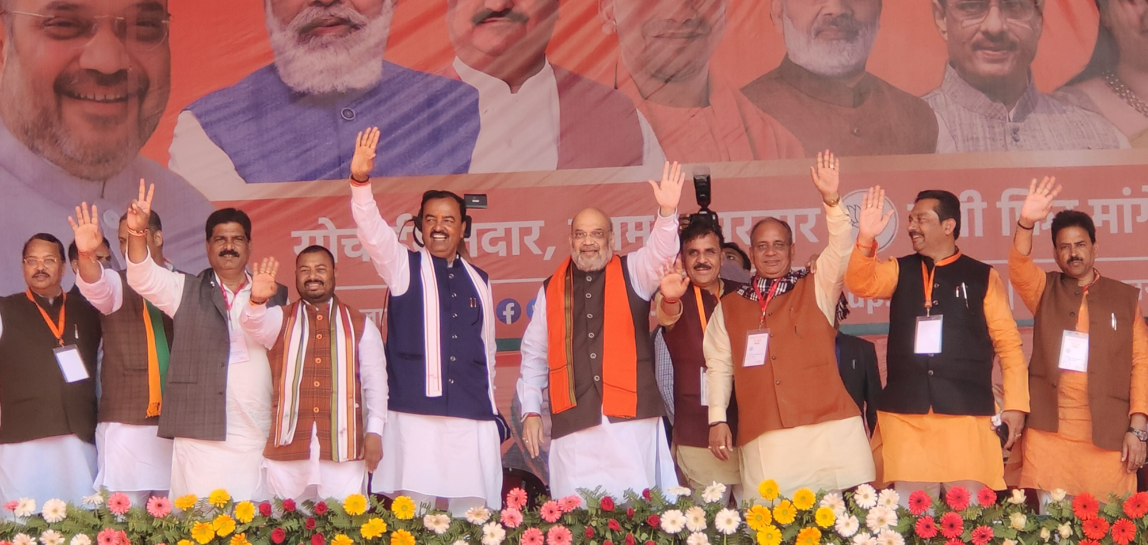 सिराथू के सौरंई बुजुर्ग में आयोजित जनसभा में कार्यकताओं का अभिवादन करते ग्रह मंत्री अमित शाह सिराथू के सौरंई बुजुर्ग में आयोजित जनसभा में कार्यकताओं का अभिवादन करते ग्रह मंत्री अमित शाह