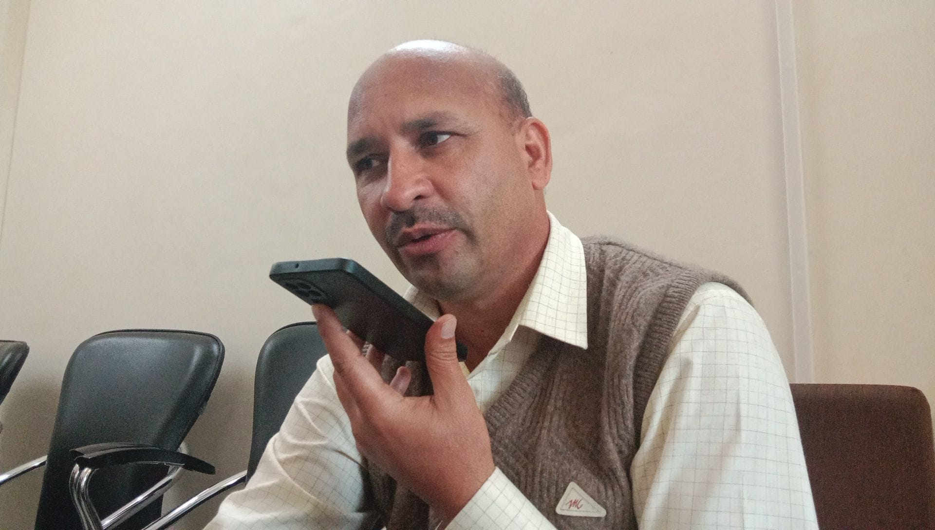 जीजेयू के डीवाईडब्लयू डॉ. अजीत ताखर यूक्रेन में फसी अपनी पुरानी छात्राओं से बातचीत करते हुए। संव? जीजेयू के डीवाईडब्लयू डॉ. अजीत ताखर यूक्रेन में फसी अपनी पुरानी छात्राओं से बातचीत करते हुए। संव?