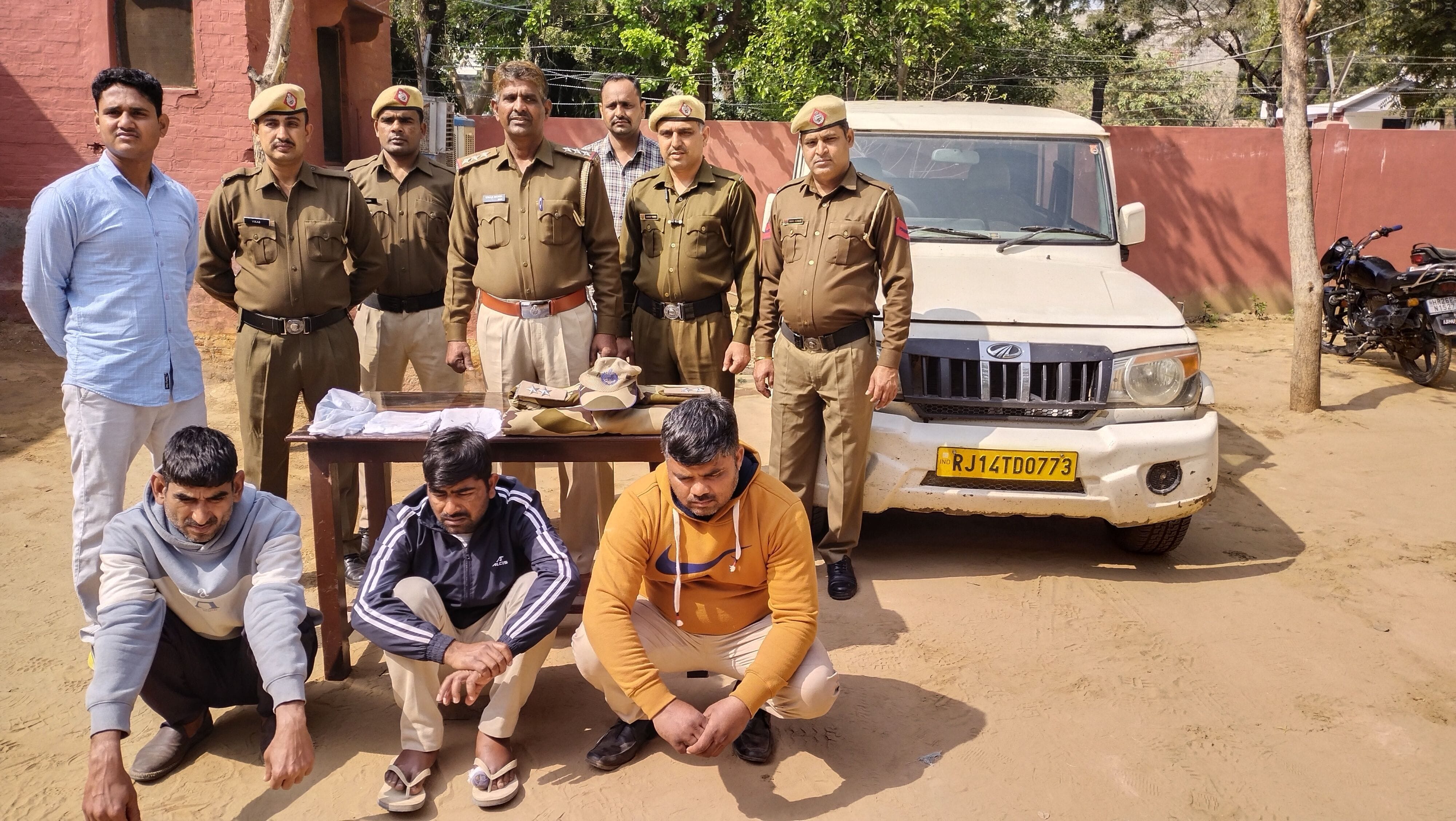 नकली आरटीओ बनकर वसूली करने वाले आरोपी स्पेशल स्टाफ महेंद्रगढ़ पुलिस की गिरफ्तर में। संवाद नकली आरटीओ बनकर वसूली करने वाले आरोपी स्पेशल स्टाफ महेंद्रगढ़ पुलिस की गिरफ्तर में। संवाद