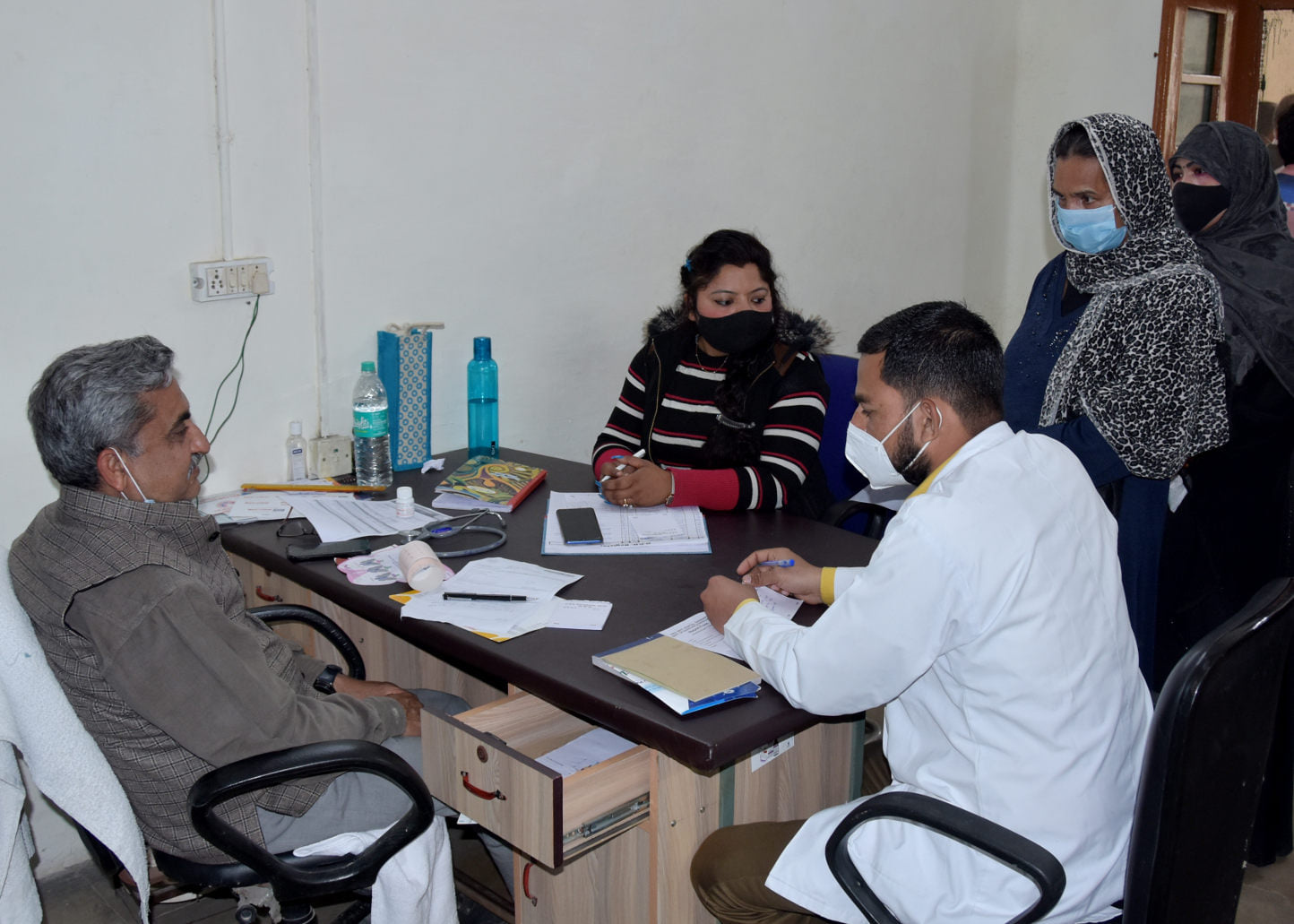 जिला अस्पताल में मरीजो की जांच करते चिकित्सक