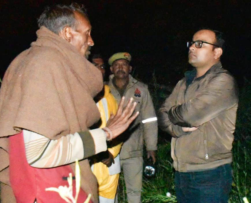 घटनास्थल पर परिजनों से पूछताछ करते एसपी अभिनंदन। घटनास्थल पर परिजनों से पूछताछ करते एसपी अभिनंदन।