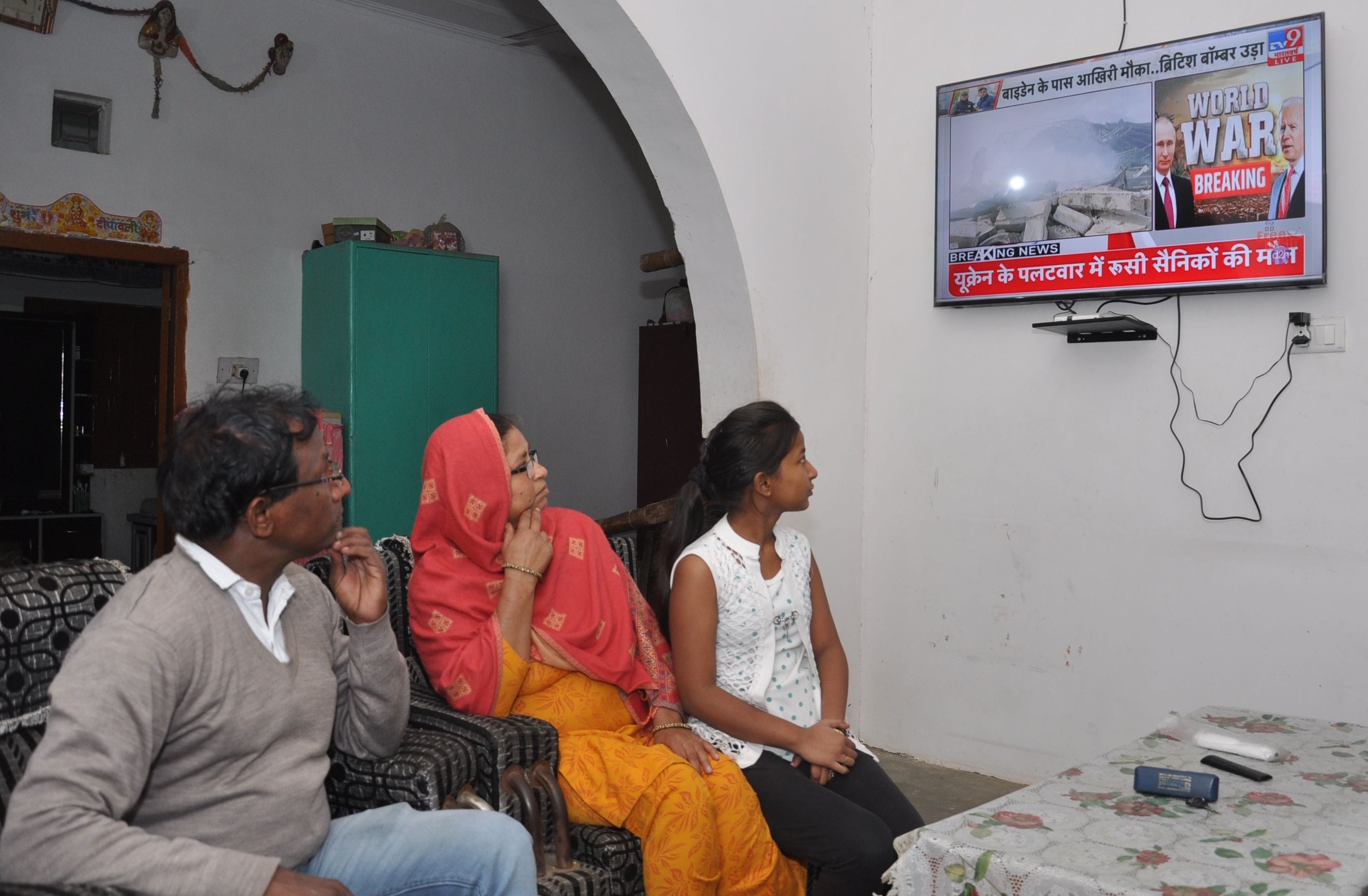 हिसार। हेल्थ इंस्पेक्टर सत्यवान अपनी पत्नी पूनम व बेटी अंजलि के साथ टीवी पर यूक्रेन की खबरों को द हिसार। हेल्थ इंस्पेक्टर सत्यवान अपनी पत्नी पूनम व बेटी अंजलि के साथ टीवी पर यूक्रेन की खबरों को द