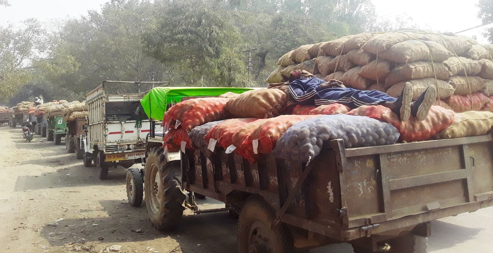 सेंट्रल जेल चौराहे पर लगे जाम में फंसे ट्रैक्टर-ट्रलियां। संवाद सेंट्रल जेल चौराहे पर लगे जाम में फंसे ट्रैक्टर-ट्रलियां। संवाद