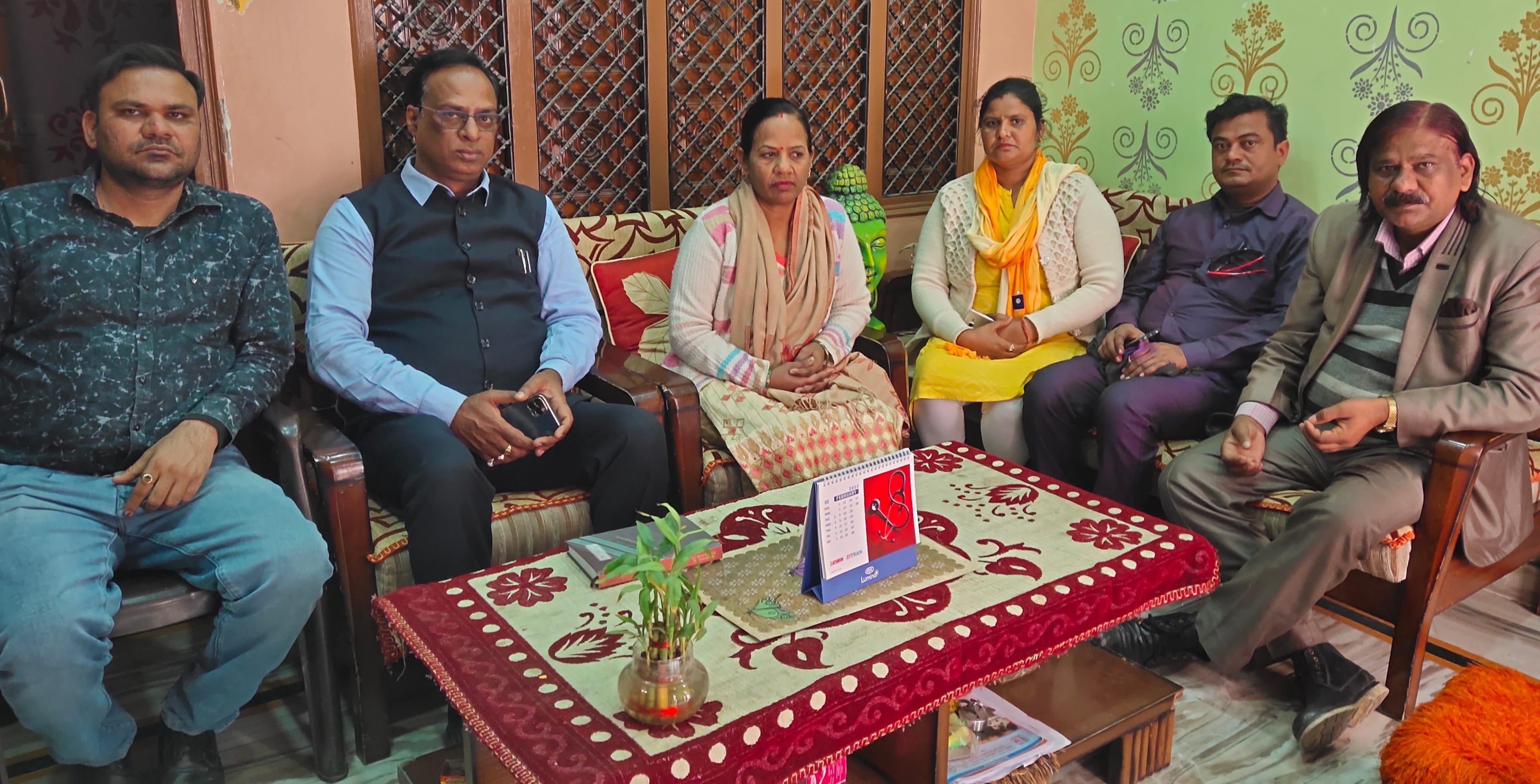 शामली : जलालाबाद में चिंतित यूक्रेन में फंसे ईशू और ईशा के परिजन।
