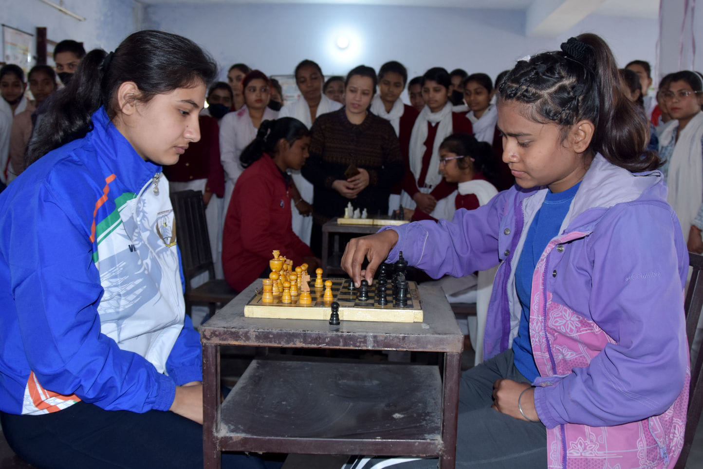 मुन्ना लाल डिग्री कॉलेज में शतरंज प्रतियोगिता में खेलती छात्राएं
