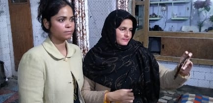 यूक्रेन में फंसी उम्मी से बात करती मां और बहन। 