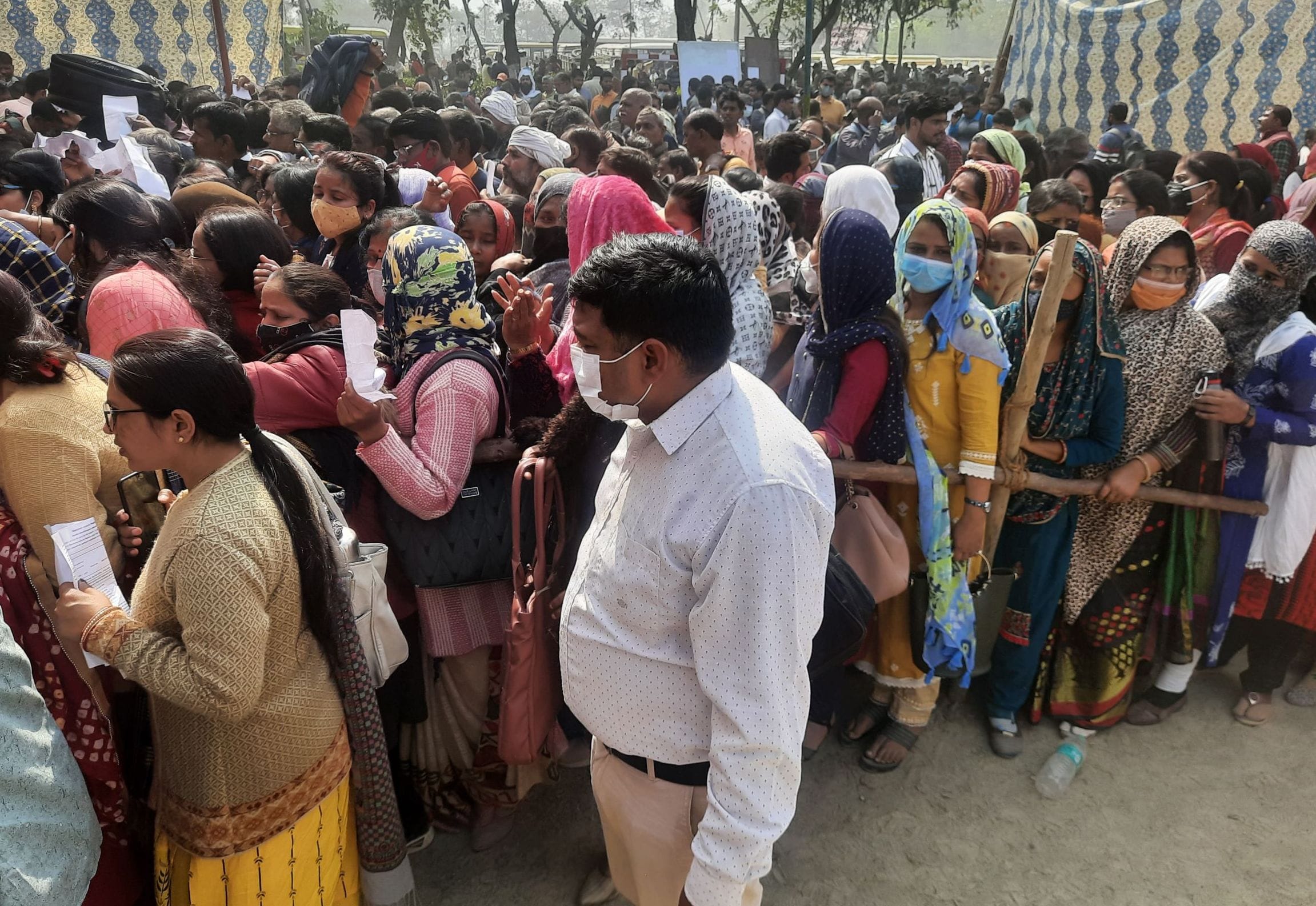 22 : गौरीगंज : जवाहर नवोदय विद्यालय में बने स्टाल पर प्रपत्र लेने उमड़ी कार्मिकों की भीड़। -संवाद 22 : गौरीगंज : जवाहर नवोदय विद्यालय में बने स्टाल पर प्रपत्र लेने उमड़ी कार्मिकों की भीड़। -संवाद
