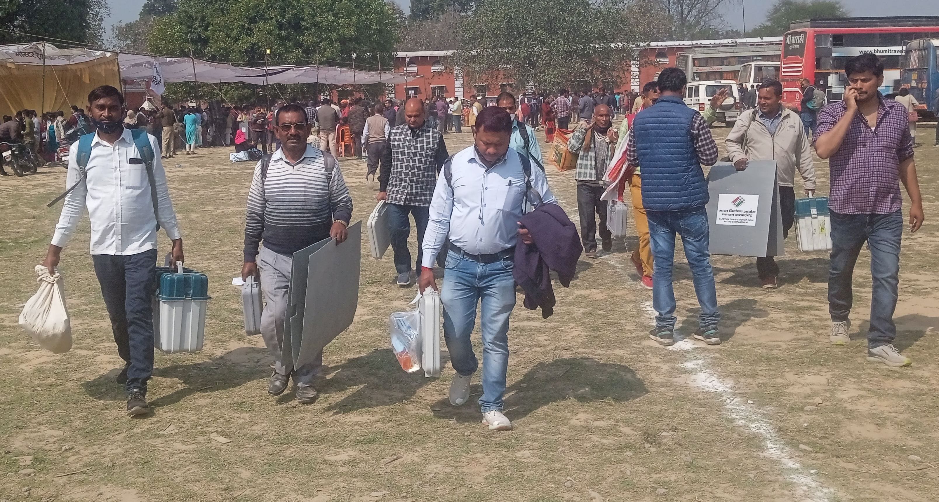 फोटो-30-गोंडा में टामसन इंटर कॉलेज से मतदान कराने जातीं पोलिंग पार्टियां। (संवाद) फोटो-30-गोंडा में टामसन इंटर कॉलेज से मतदान कराने जातीं पोलिंग पार्टियां। (संवाद)