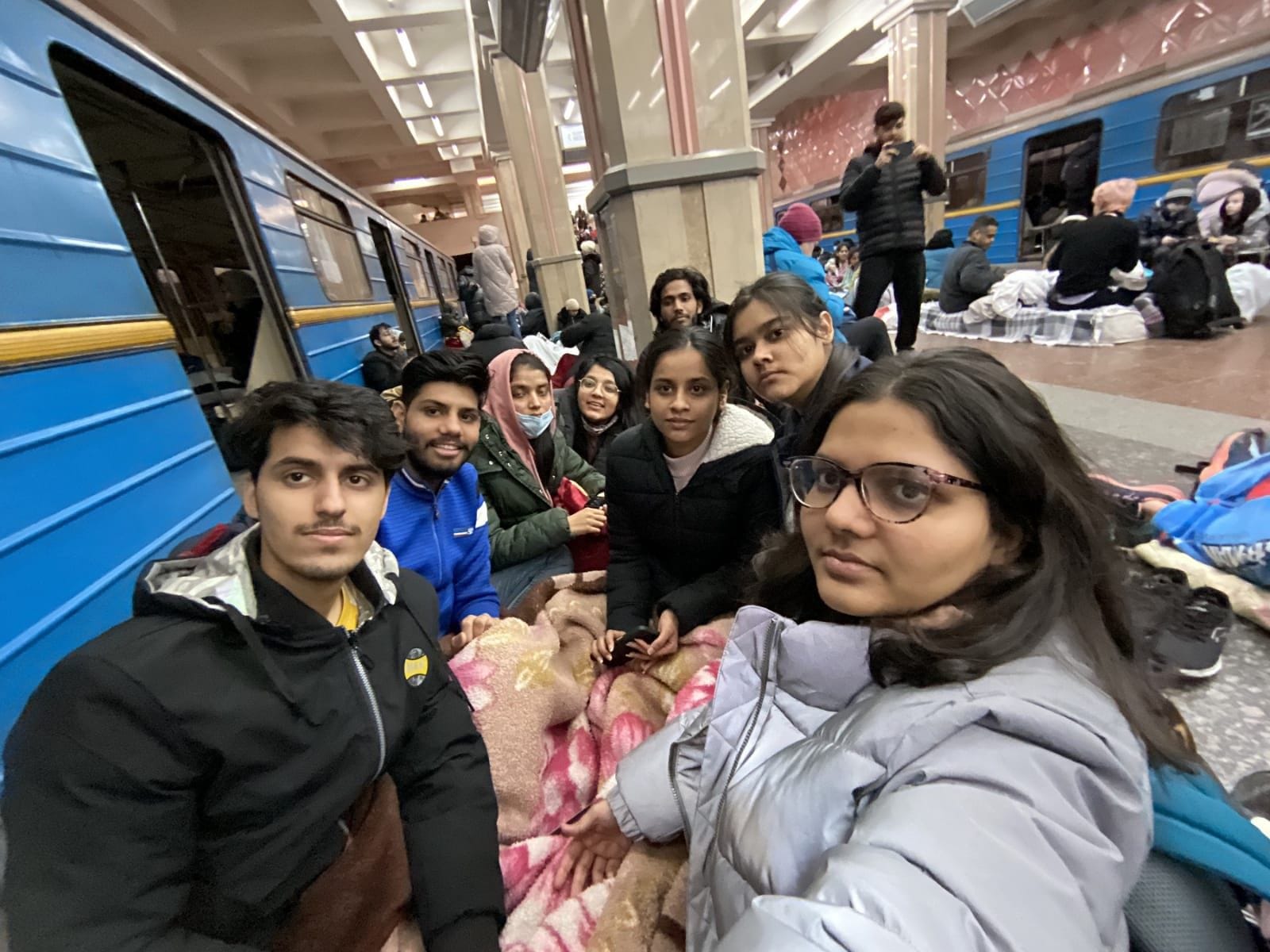53-कैथल। यूक्रेन में मैट्रो स्टेशन पर शरण लिए भारतीय विद्यार्थी एवं अन्य लोग 53-कैथल। यूक्रेन में मैट्रो स्टेशन पर शरण लिए भारतीय विद्यार्थी एवं अन्य लोग
