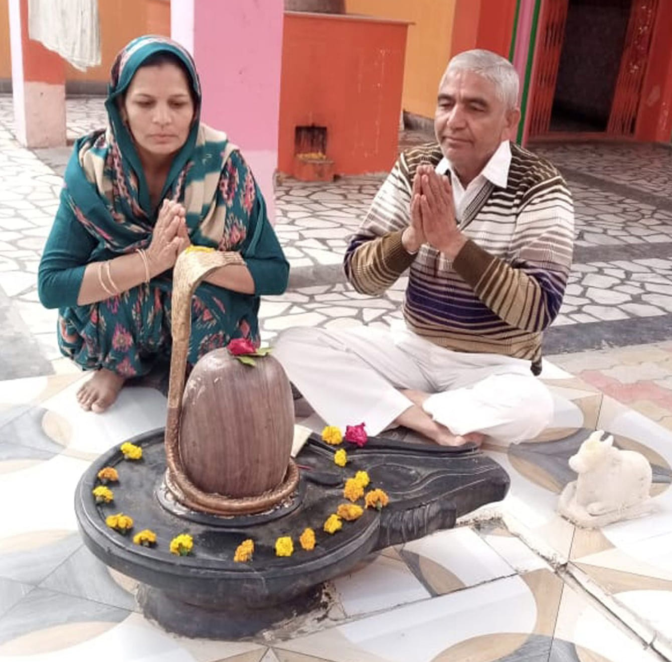 54-कलायत। बच्चों की सकुशल वतन वापसी के लिए शिव मंदिर में पूजा अर्चना करते हुए परिजन। 54-कलायत। बच्चों की सकुशल वतन वापसी के लिए शिव मंदिर में पूजा अर्चना करते हुए परिजन।