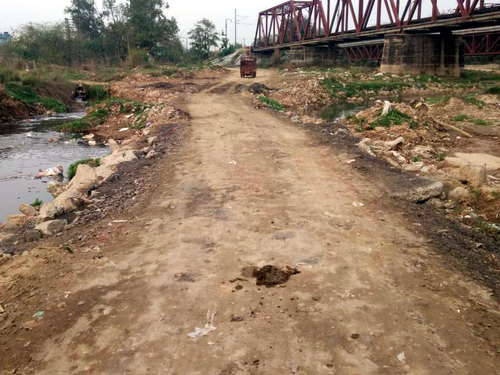 शाहपुर में टांगरी नदी । शाहपुर में टांगरी नदी ।