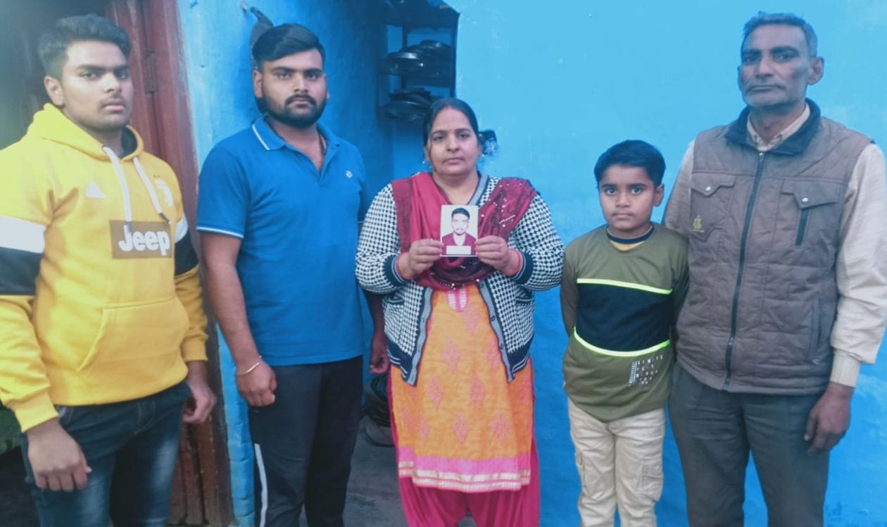 यूक्रेन में फंसे छात्र शिवम का फोटो दिखाते परिजन  संवाद