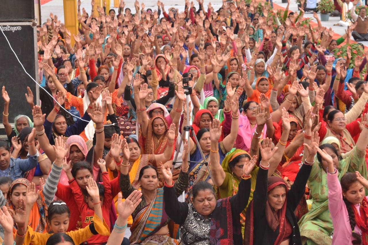 मुमुक्षु आश्रम में आयोजित श्रीरामकथा में मौजूद श्रोता