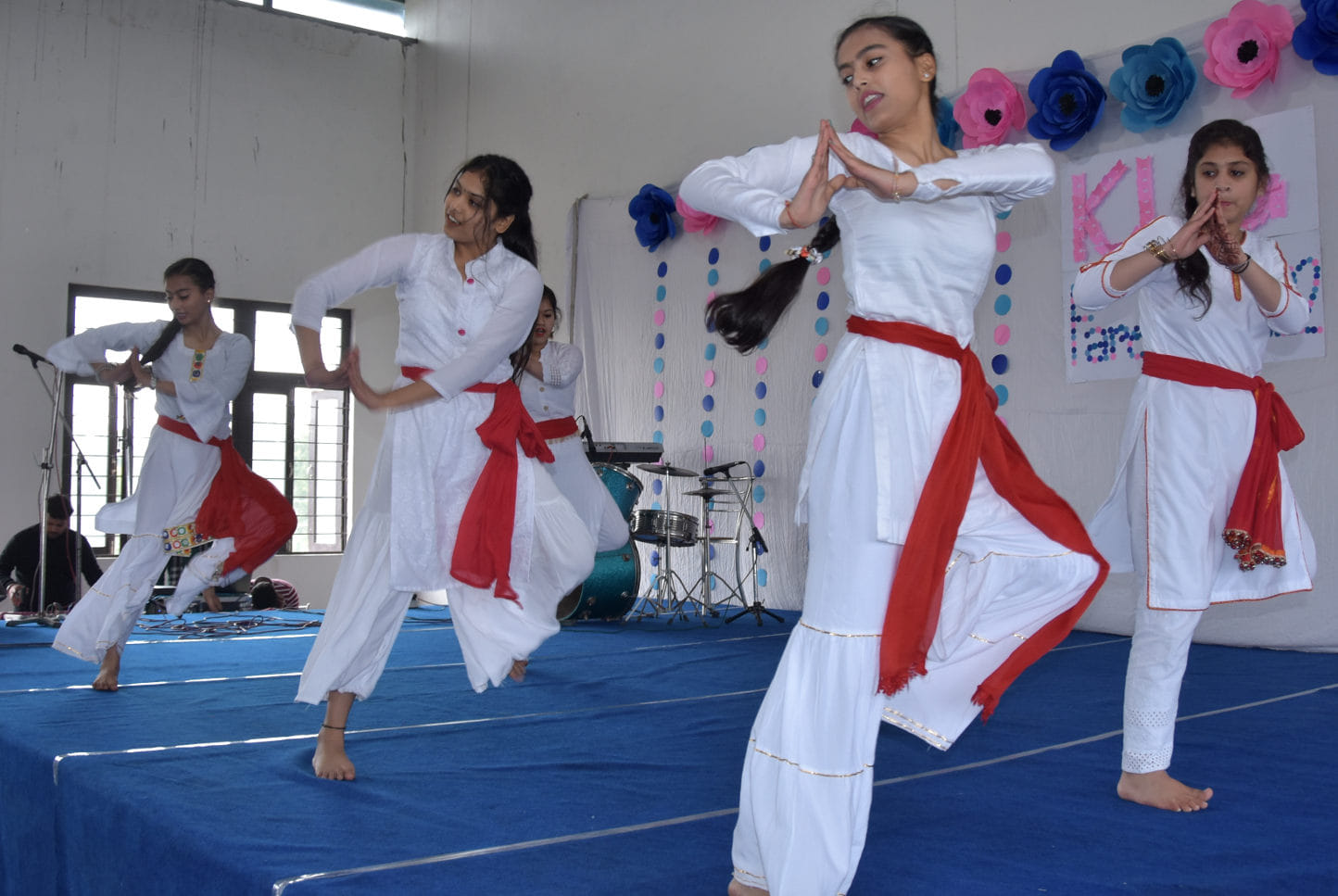 अंबाला रोड़ स्थित केएलजी पब्लिक स्कूल में आयोजित कार्यक्रम में प्रस्तुति देती छात्राएं