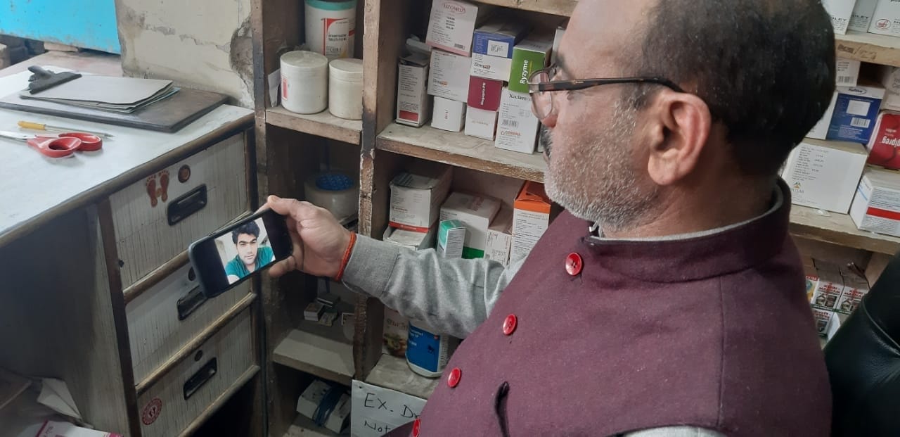 बेटे आकाश से बात करते राजेश गुप्ता। संवाद