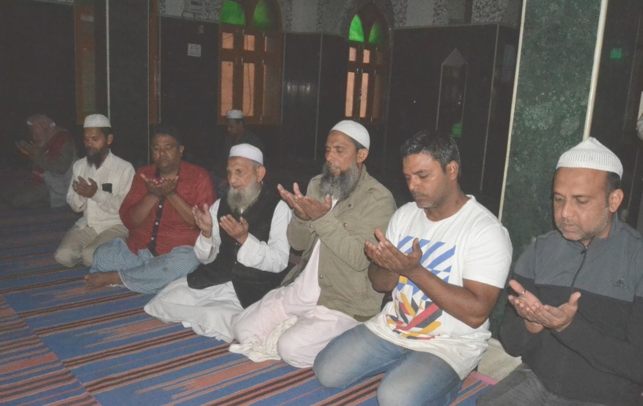 मस्जिद में नमाज पढ़ने के बाद यूक्रेन में फंसे छात्रों की सलामती के लिये दुआ करते नमाजी  संवाद
