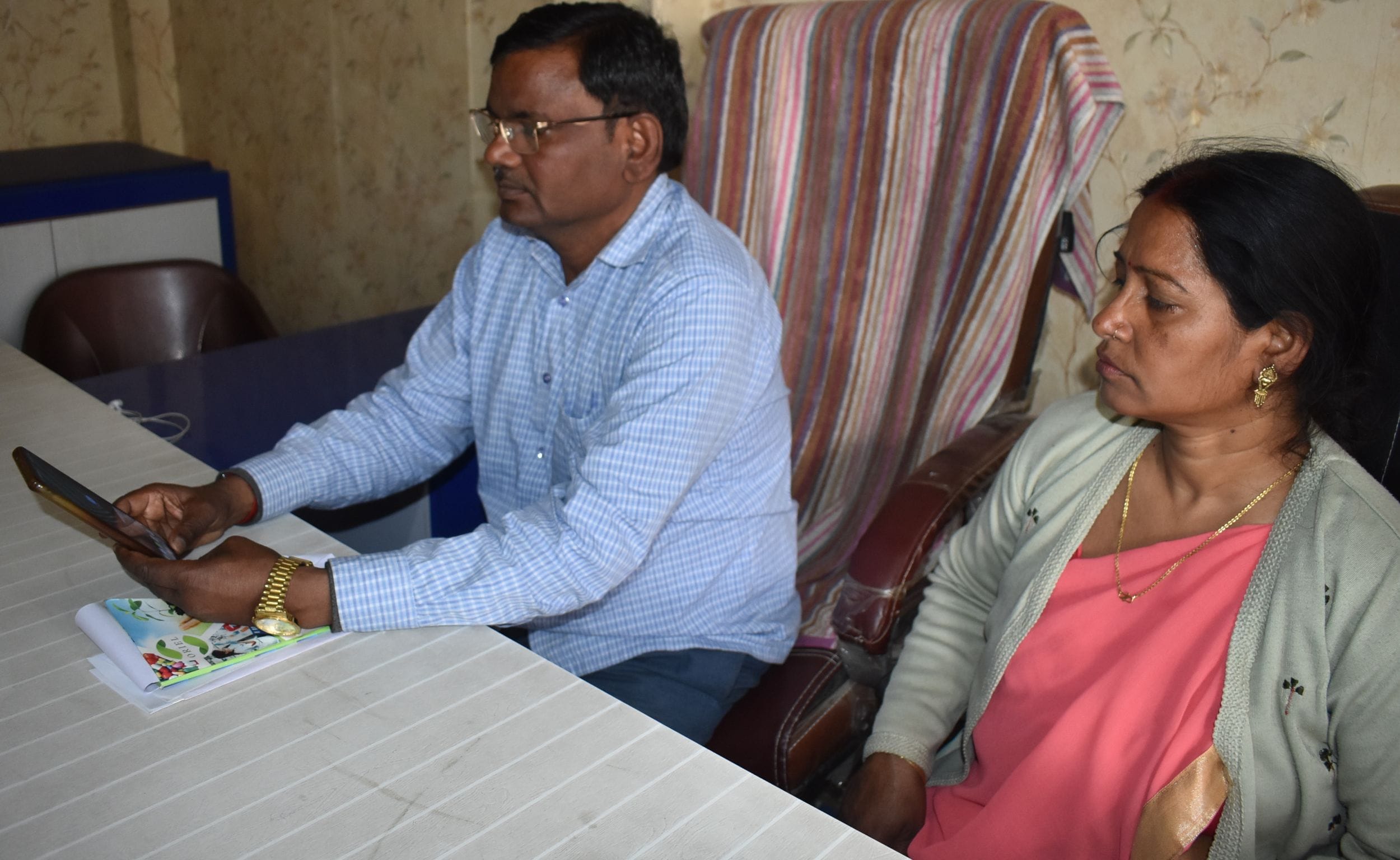 पत्नी संग यूक्रेन में फंसे बेटे विभव से वीडीओ काल के जरिए बात करते घनश्याम। संवाद पत्नी संग यूक्रेन में फंसे बेटे विभव से वीडीओ काल के जरिए बात करते घनश्याम। संवाद