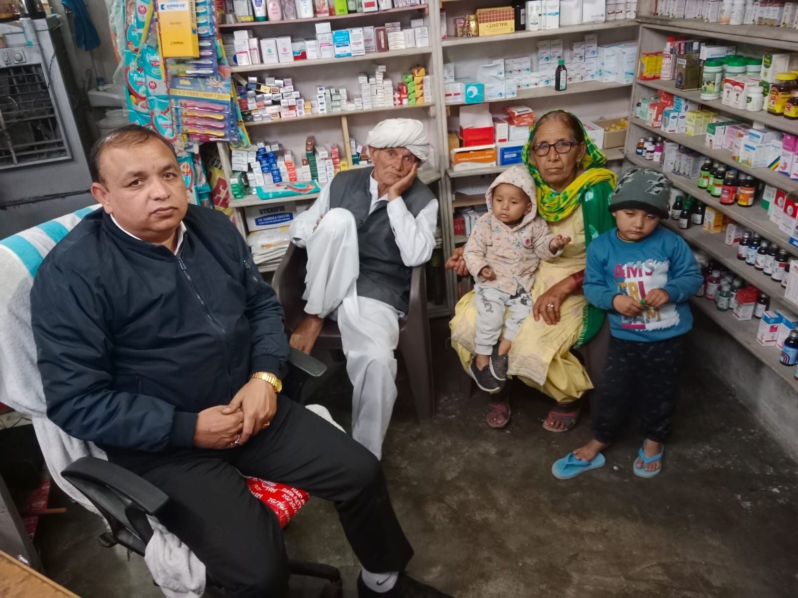 चिंता में बैठे छात्र शिवम के परिजन। संवाद चिंता में बैठे छात्र शिवम के परिजन। संवाद