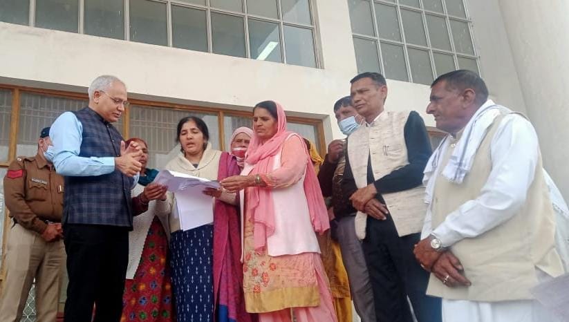प्रधानमंत्री के नाम ज्ञापन सौंपते हुए आंगनबाड़ी वर्कर।