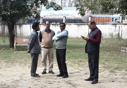 प्रशासनिक भवन के परिसर में खड़े डीन डा.डी सिंह दाएं से पहले