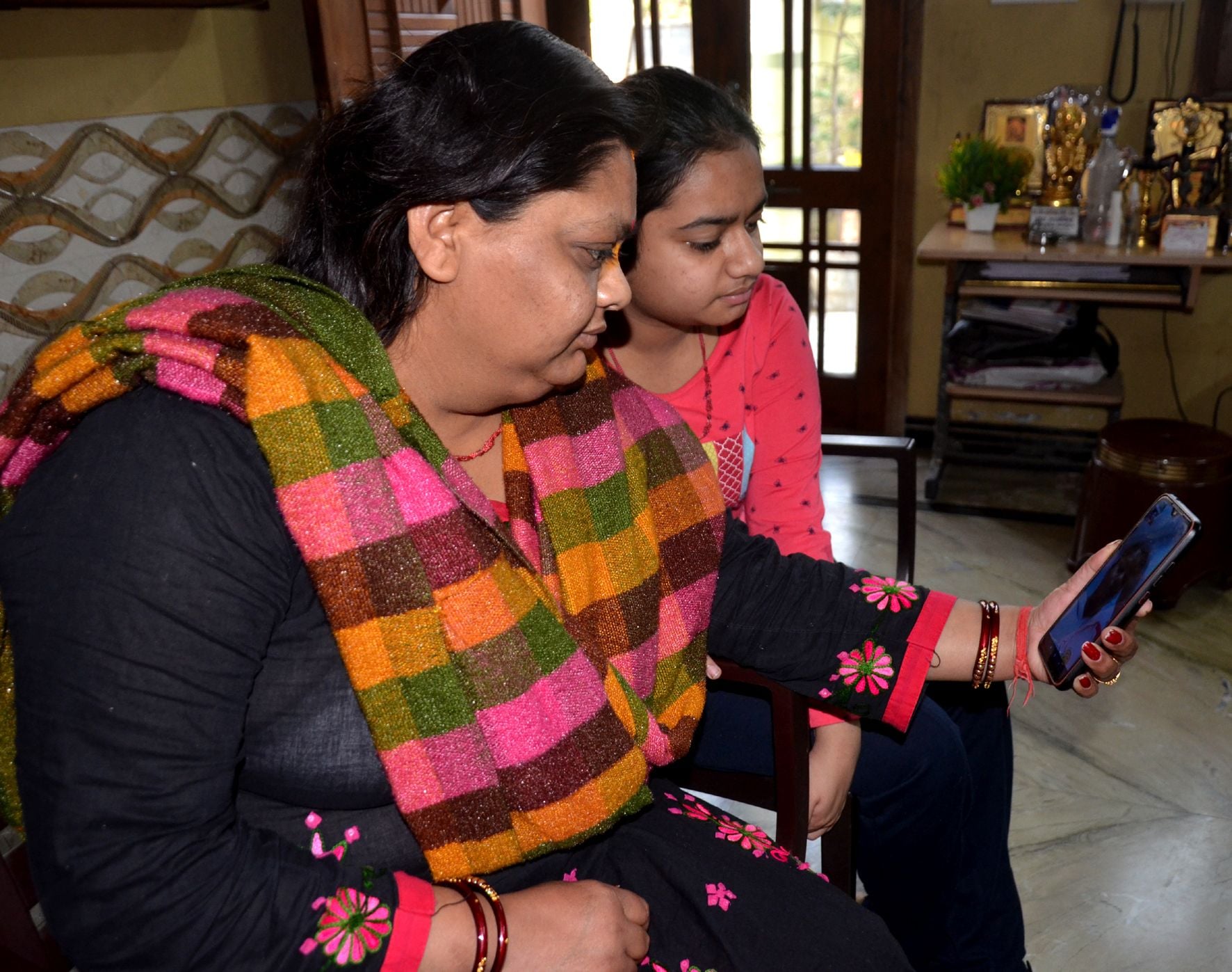 इवानों में फसी बेटी फाल्गुनी धीरज से हरिओम नगर स्थित आवास पर वीडियों कॉल कर बात करती मां काजल धीर? इवानों में फसी बेटी फाल्गुनी धीरज से हरिओम नगर स्थित आवास पर वीडियों कॉल कर बात करती मां काजल धीर?