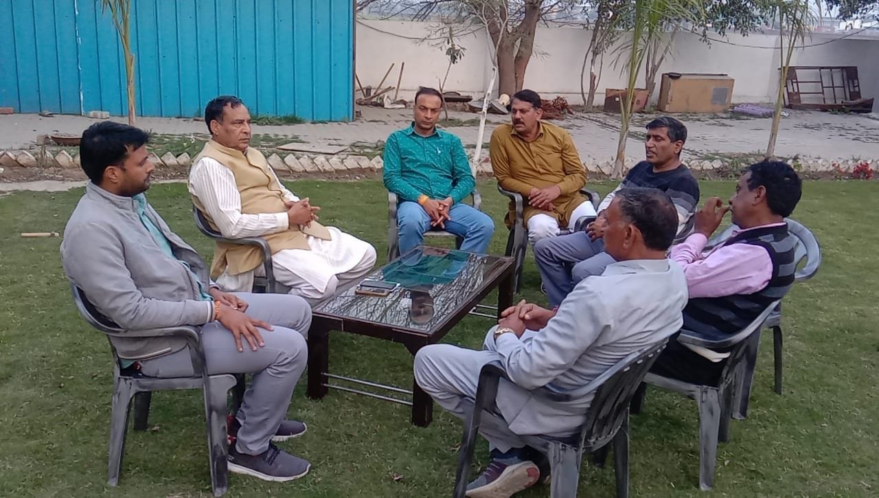 राई विधायक मोहनलाल बड़ौली से यूक्रेन में फंसे अपने बच्चों को निकलवाने की मांग करते गांव चौहान जो राई विधायक मोहनलाल बड़ौली से यूक्रेन में फंसे अपने बच्चों को निकलवाने की मांग करते गांव चौहान जो