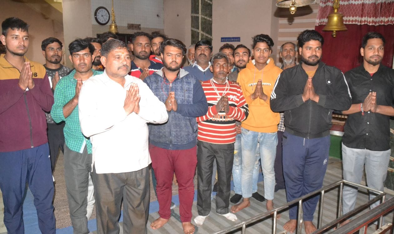 यूक्रेन में फंसे छात्रों की सलामती के लिये मंदिर में दुआ करते लोग   संवाद