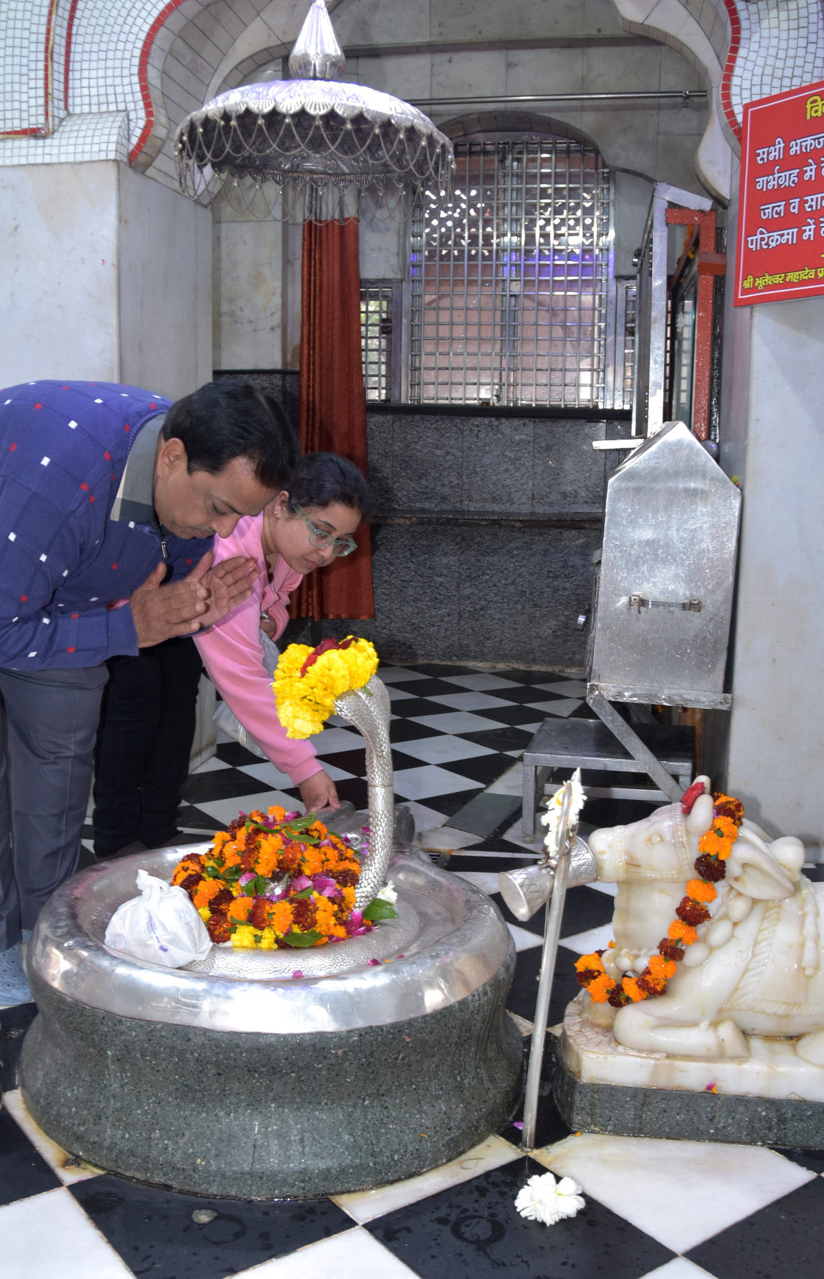 सहारनपुर का भूतेश्वर महादेव मन्दिर के शिवलिंग पर जलाभिषेक करते श्रद्घालु सहारनपुर का भूतेश्वर महादेव मन्दिर के शिवलिंग पर जलाभिषेक करते श्रद्घालु