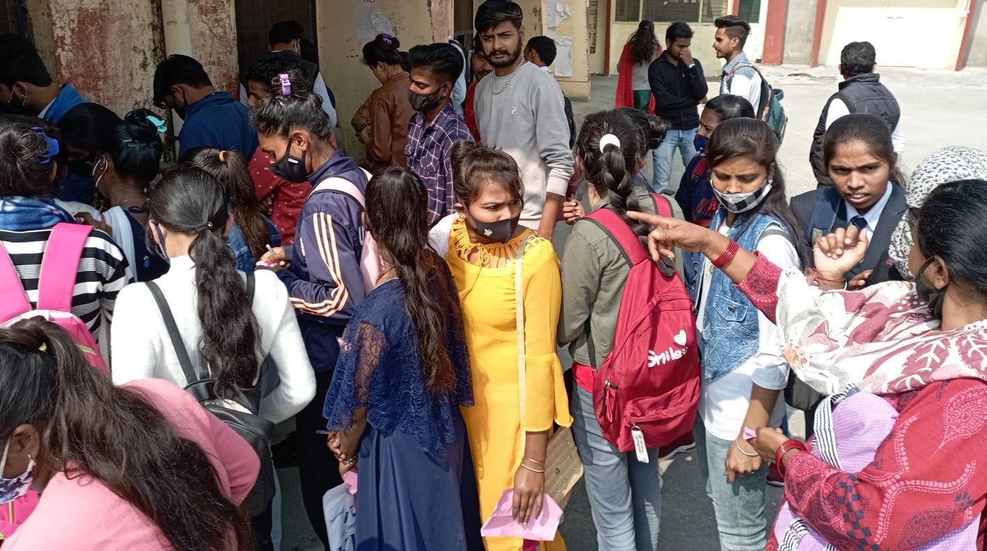 रुद्रपुर कॉलेज में प्रवेश के लिए काउंटर के बाहर विद्यार्थियों की भीड़। रुद्रपुर कॉलेज में प्रवेश के लिए काउंटर के बाहर विद्यार्थियों की भीड़।