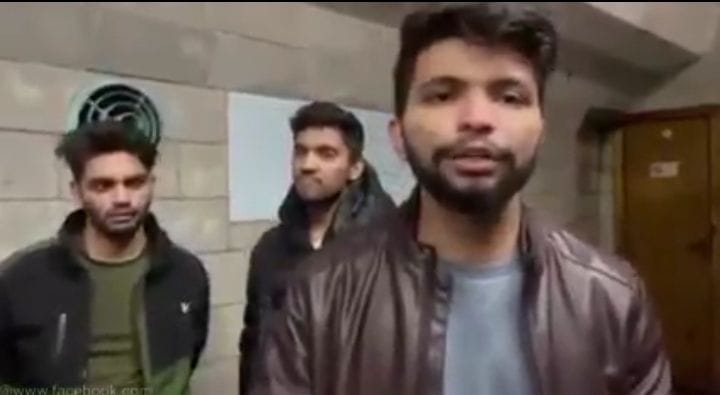 खारकीव मेट्रो स्टेशन पर साथियों संग छात्र साहिल लठवाल। विज्ञप्ति खारकीव मेट्रो स्टेशन पर साथियों संग छात्र साहिल लठवाल। विज्ञप्ति
